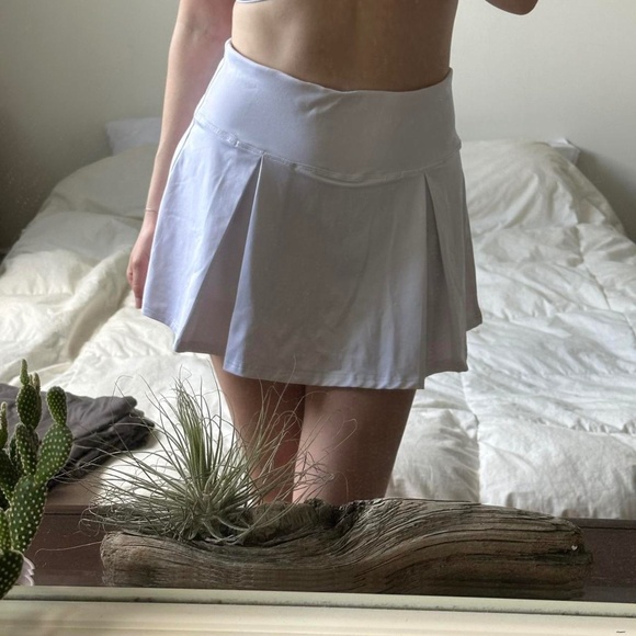 White tennis skirt with built-in shorts - Picture 2 of 8
